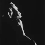 Portrait en noir et blanc d'une femme dans l'ombre