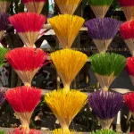 Faisceaux d'encens colorés en plein air