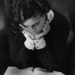 Femme lisant un livre en noir et blanc