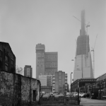 Quartier en Reconstruction avec Gratte-Ciel et Cranes
