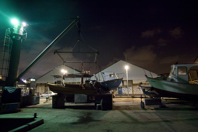 AKG1819679.webp Chantier naval nocturne avec bateaux et grues – Image 1