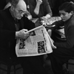 Lecture de journal dans un café