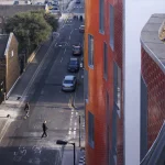Vue aérienne d'une rue urbaine avec bâtiments modernes et voitures