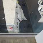Vue Aérienne d'une Rue Urbaine avec Piétons