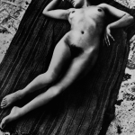 Femme nue allongée sur un tapis
