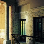 Intérieur d'un Edifice avec Pilier en Marbre et Balustrade en Métal