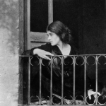 Femme assise à une fenêtre regardant au loin