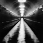 Tunnel éclairé avec réflexion de lumière sur le sol