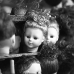 Têtes de poupées sans yeux en noir et blanc