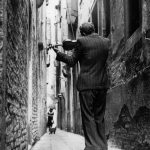 Musicien jouant du violon dans une ruelle étroite