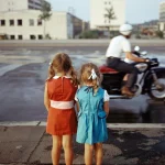 Deux petites filles regardant un homme à moto