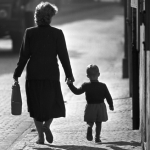 Promenade main dans la main en noir et blanc