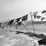 Linge séchant au vent sur une corde en hiver