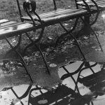 Bancs mouillés et reflet dans une flaque
