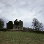 Vieille ruine de château dans un paysage rural