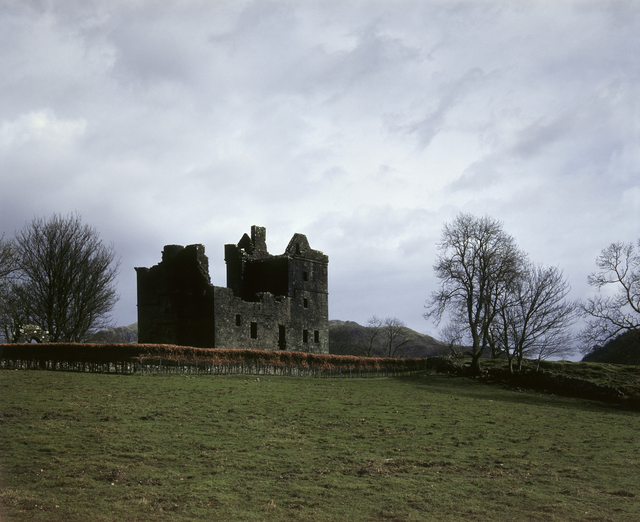 AKG1909299.webp Vieille ruine de château dans un paysage rural – Image 1