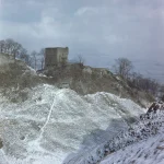 Ruines d'un château sur colline enneigée