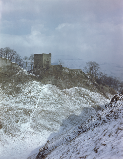 AKG1909716.webp Ruines d'un château sur colline enneigée – Image 1