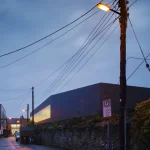 Rue sombre avec lumière du réverbère