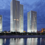 Trois Gratte-ciel Illuminés au Bord de l'Eau