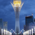 Tour Bayterek illuminée au coucher du soleil