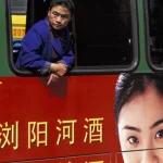 Femme regardant par la fenêtre d'un bus numéro 48 en Asie