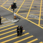 Passage piéton avec signalisation jaune