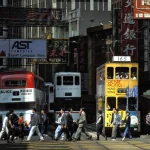 Croisement animé dans une rue de Hong Kong