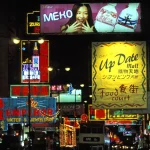 Rue animée avec néons à Hong Kong la nuit