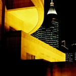 Architecture nocturne avec gratte-ciel illuminé