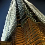 Gratte-ciel éclairé la nuit