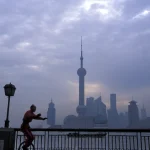 Un cycliste en monocycle à Shanghai au lever du jour