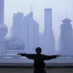 Enfant devant des gratte-ciels avec les bras écartés