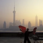 Danseur avec éventails devant la tour Perle de l’Orient