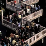 Passerelles fréquentées au-dessus de l'eau