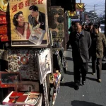Marché de rue asiatique avec affiches vintage et passants