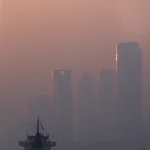Coucher de soleil sur un port industriel