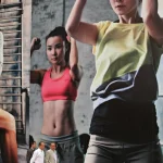 Hommes marchant devant une affiche géante de femmes en tenue de sport