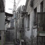 Petite ruelle avec vélos et fils électriques
