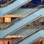 Esclators dans un centre commercial moderne