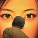 Homme regardant une grande affiche de visage