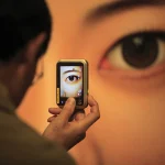 Photographie d'un gros plan d'œil sur appareil photo numérique