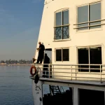 Croisière sur le fleuve au coucher du soleil