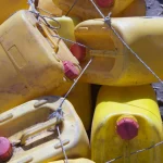 Jerrycans jaunes attachés ensemble