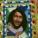 Garçon souriant à travers une fenêtre colorée