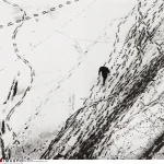 Personne marchant dans la neige avec de nombreux empreintes