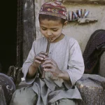 Enfant jouant de la flûte en extérieur