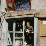 Atelier de réparation de radios avec homme à la fenêtre