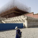 Ouvrier devant un bâtiment en rénovation