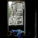 Femme endormie dans un temple ancien en Asie